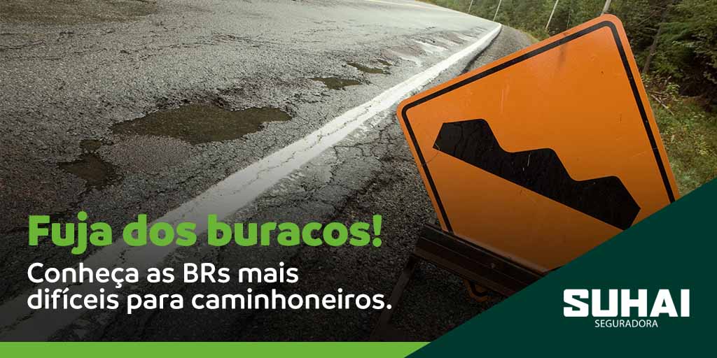 Estrada com buracos e placa sinalizando pista irregular.